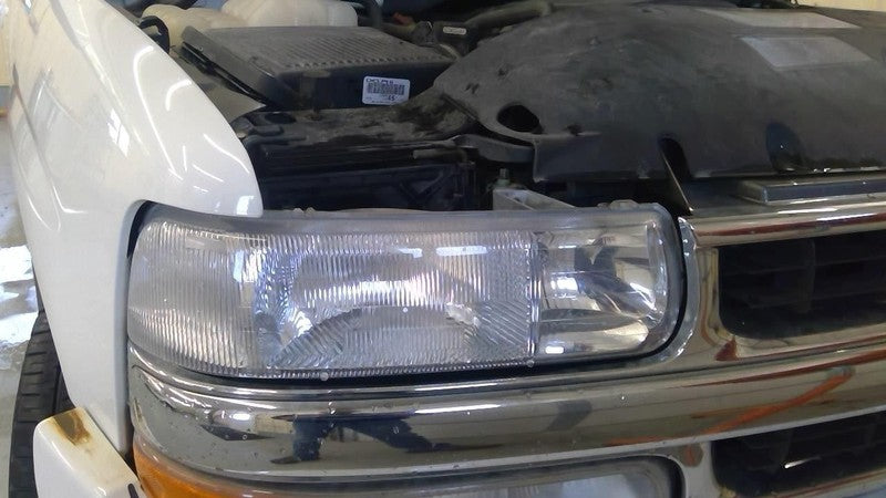 Passenger Right Headlight Fits 00-06 SUBURBAN 1500 1876093
