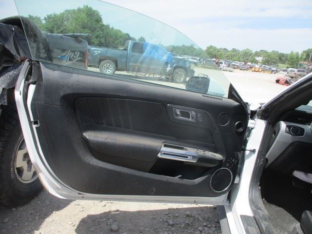 MUSTANG 2016 Front Door Trim Panel 1574148