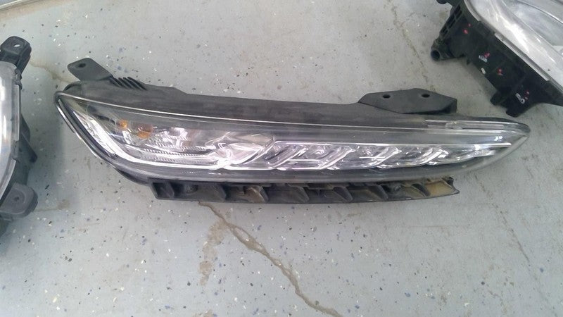 Passenger Corner/Park Light Daytime Running Lamps Upper Fits 18-21 KON