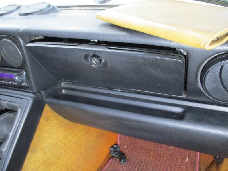 GRADUATE 1989 Glove Box 1670669