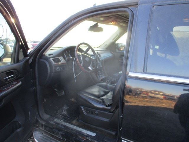 Driver Left Tail Light Quarter Mounted Fits 07-14 ESCALADE 1588941