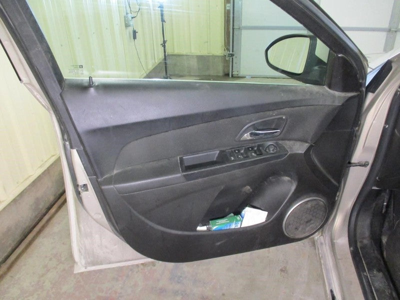 CRUZE 2011 Front Door Trim Panel 2037383