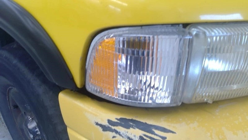 Passenger Corner/Park Light Beside Headlamp Fits 99-02 DODGE 2500 PICK
