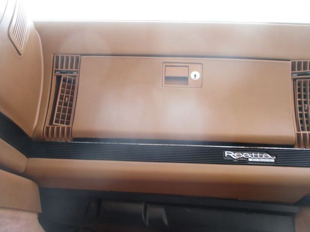 REATTA    1990 Glove Box 1612598