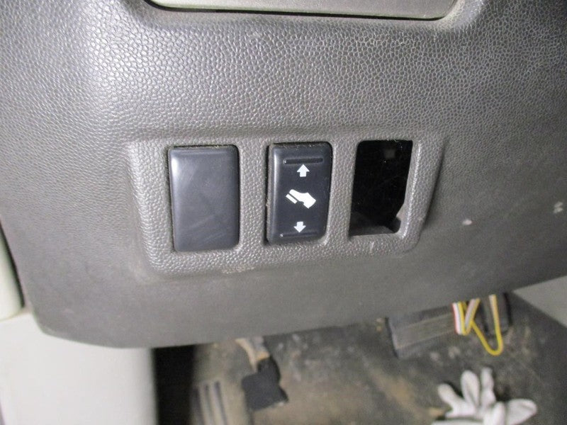 TITAN     2004 Dash/Interior/Seat Switch 2032939