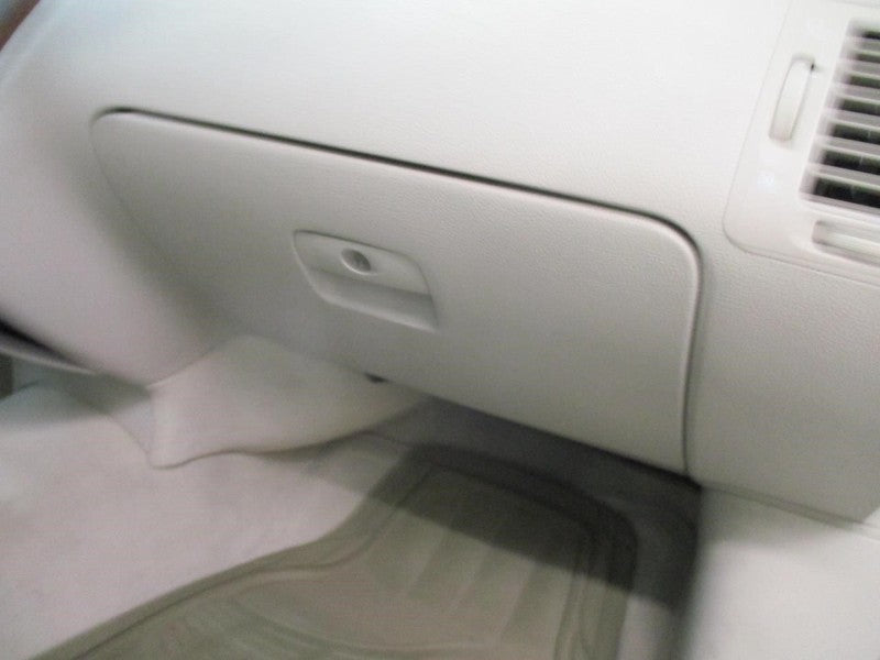 DTS       2006 Glove Box 2015910