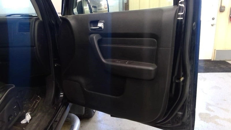 H3        2006 Front Door Trim Panel 2028650