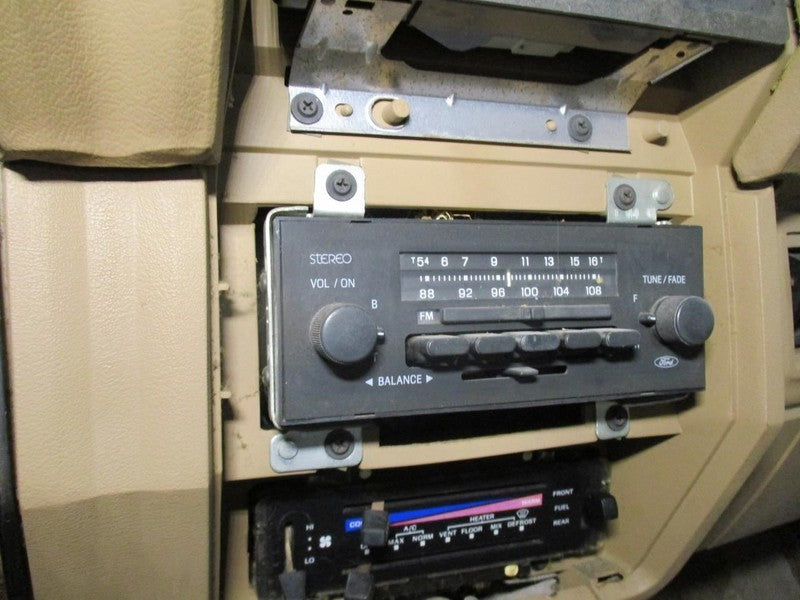 Audio Equipment Radio AM-FM Fits 85-86 FORD F150 PICKUP 2021398