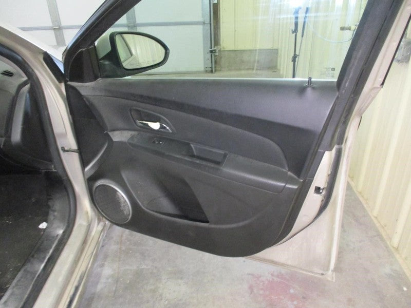 CRUZE     2011 Front Door Trim Panel 2037382