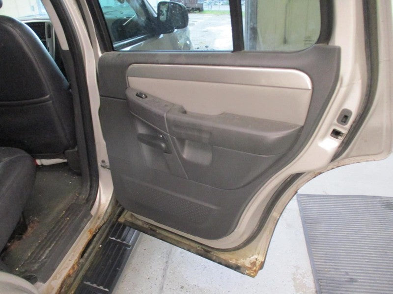 MOUNTNEER 2004 Door Trim Panel Rear 2037659