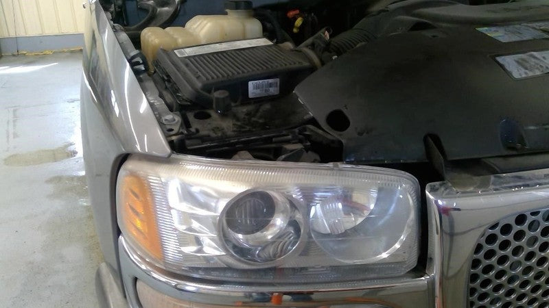 Passenger Headlight Classic Style Fits 02-07 SIERRA DENALI 1898855