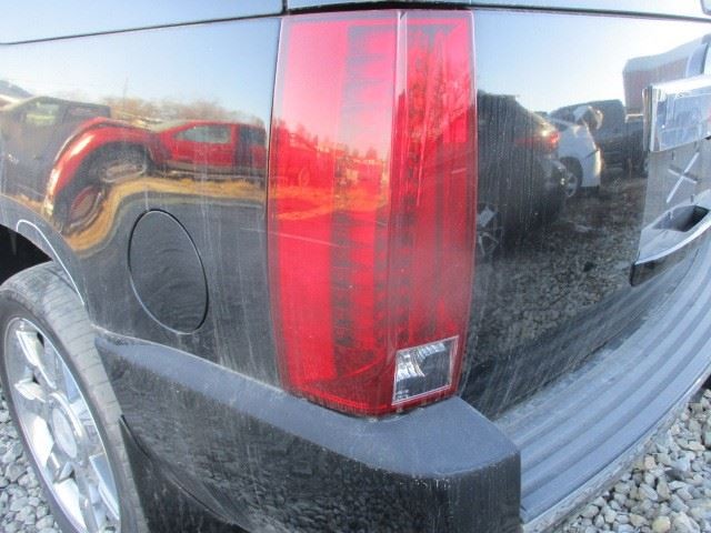 Driver Left Tail Light Quarter Mounted Fits 07-14 ESCALADE 1588941