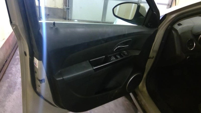 CRUZE     2011 Front Door Trim Panel 2027216