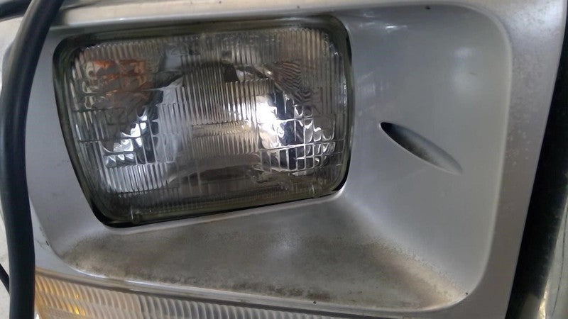 Passenger Headlight Sealed Beam Halogen Fits 99-04 FORD F250SD PICKUP 