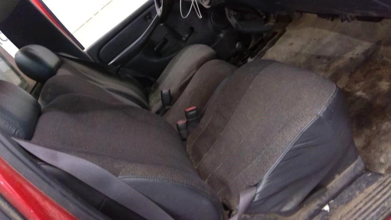 SILVRDO15 2000 Front Seat 1924410